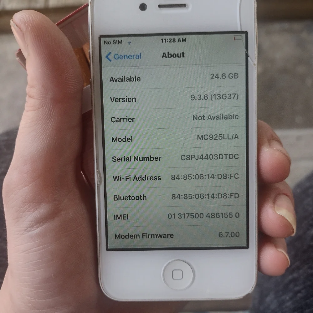 White Apple iPhone 4S Jailbroke & Carrier Unlocked with Charging Cord